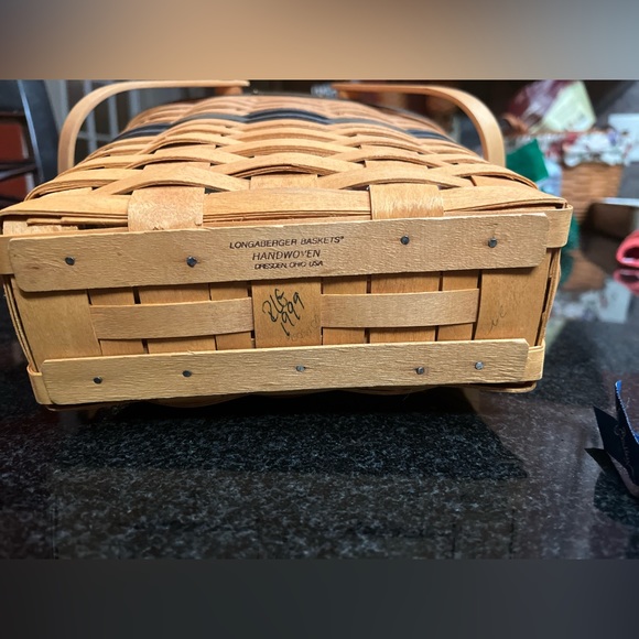 Longaberger 1999 Collector’s Club Membership Basket - Picture 2 of 5